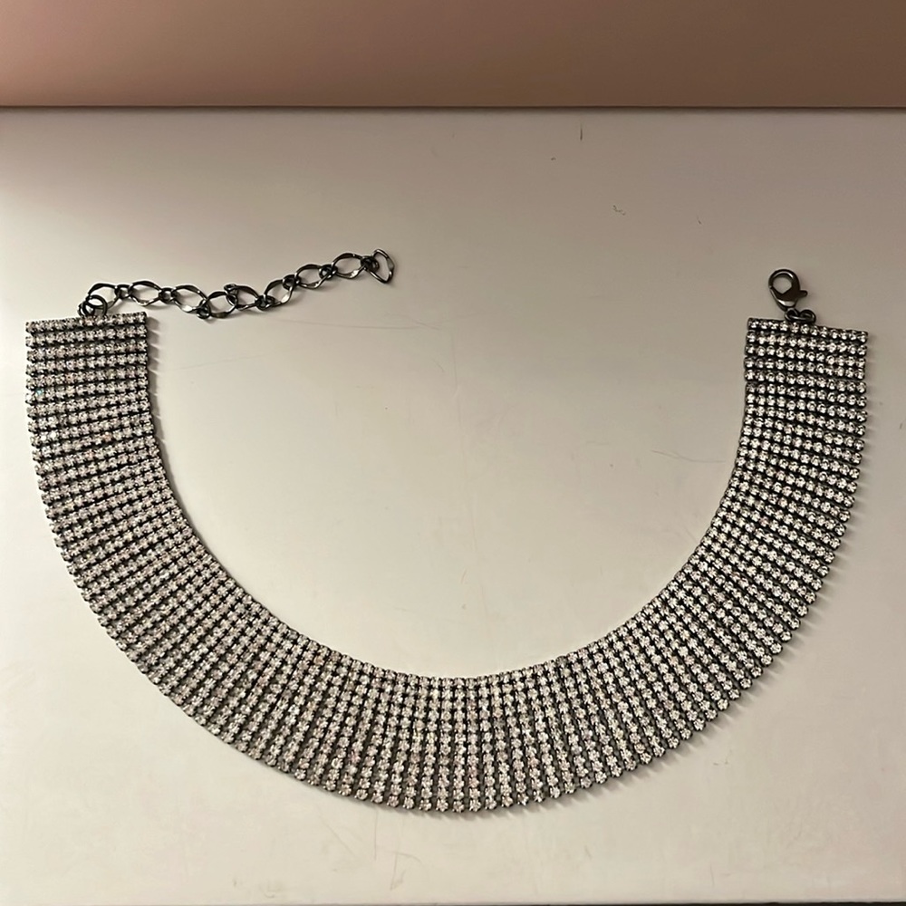 FREE W CLOTHING PURCHASE Silver collar necklace